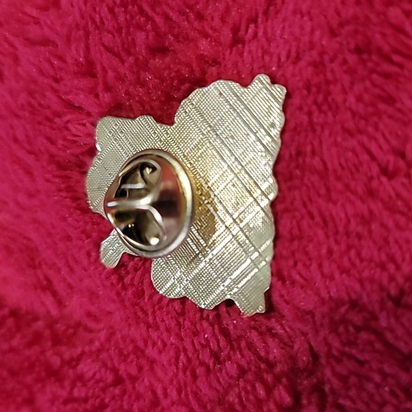 Lightweight Christmas Shepherd Boy at Natvity Pin - Picture 2 of 2